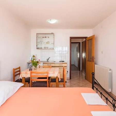 Apartamento In 39180 Crikvenica